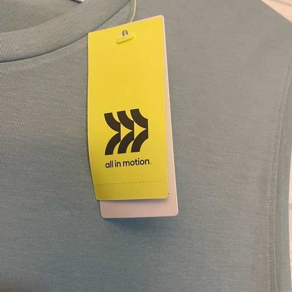 NWT- WOMENS GRAPHIC SLEEVELESS
XL- SAGE GREEN - Picture 4 of 9